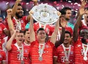 开云体育官网-包含汉堡球队全队备战下一轮，主帅调整战术的词条