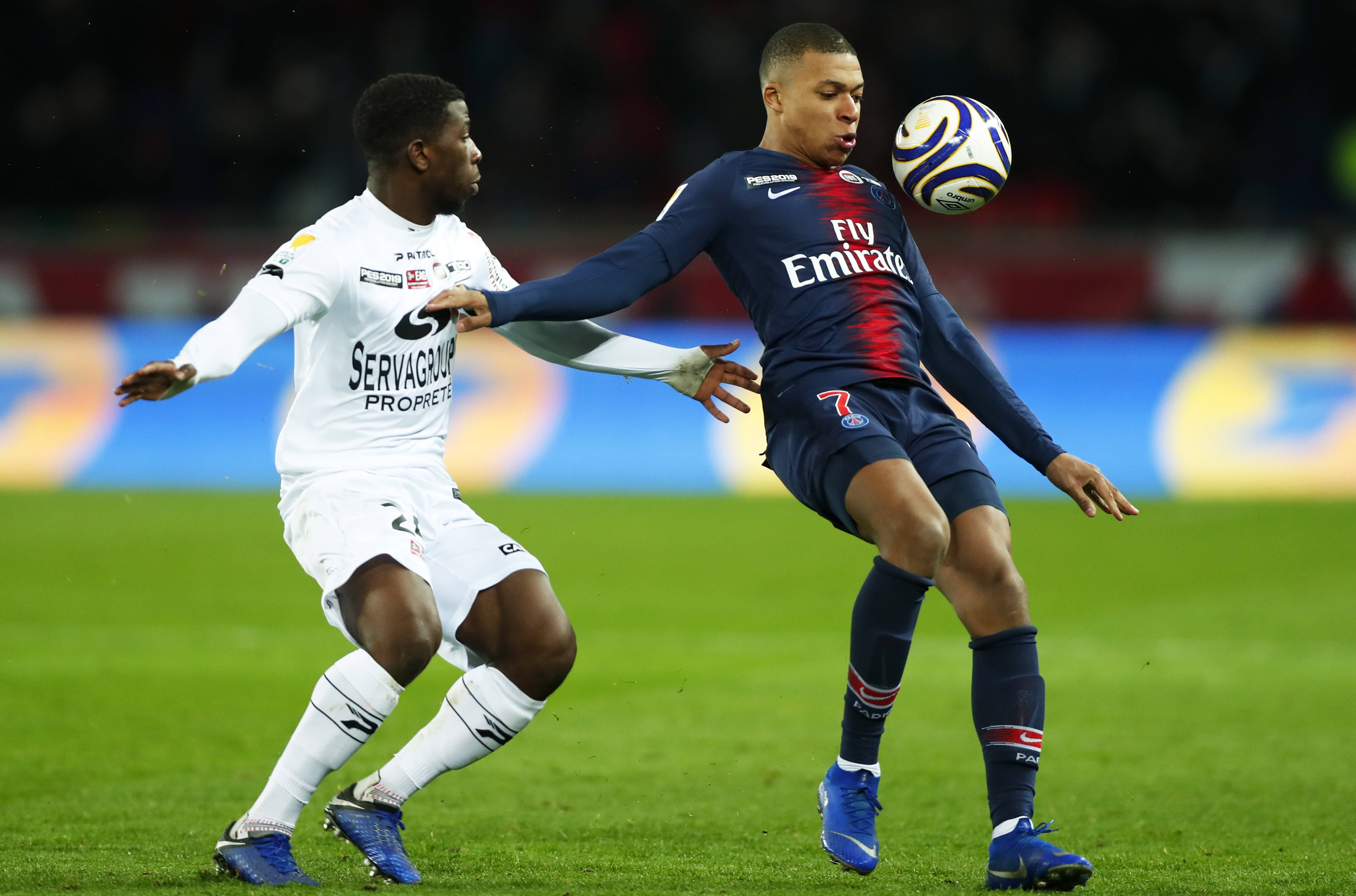 法国与阿根廷在赛场上激烈交锋,法国胜出 法国与阿根廷在赛场上激烈交锋,法国胜出