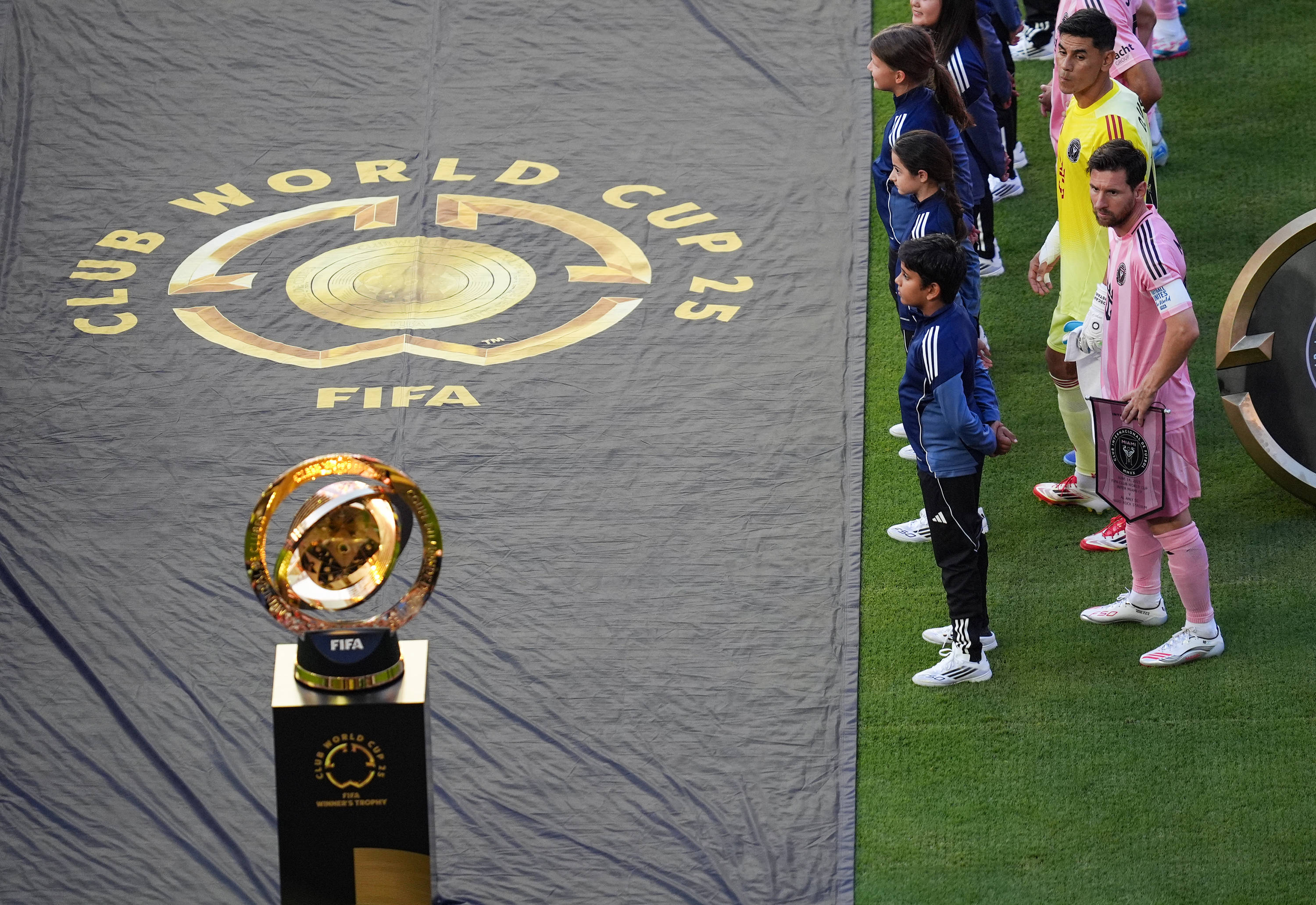 梅西领衔的球队击败对手，取得胜利