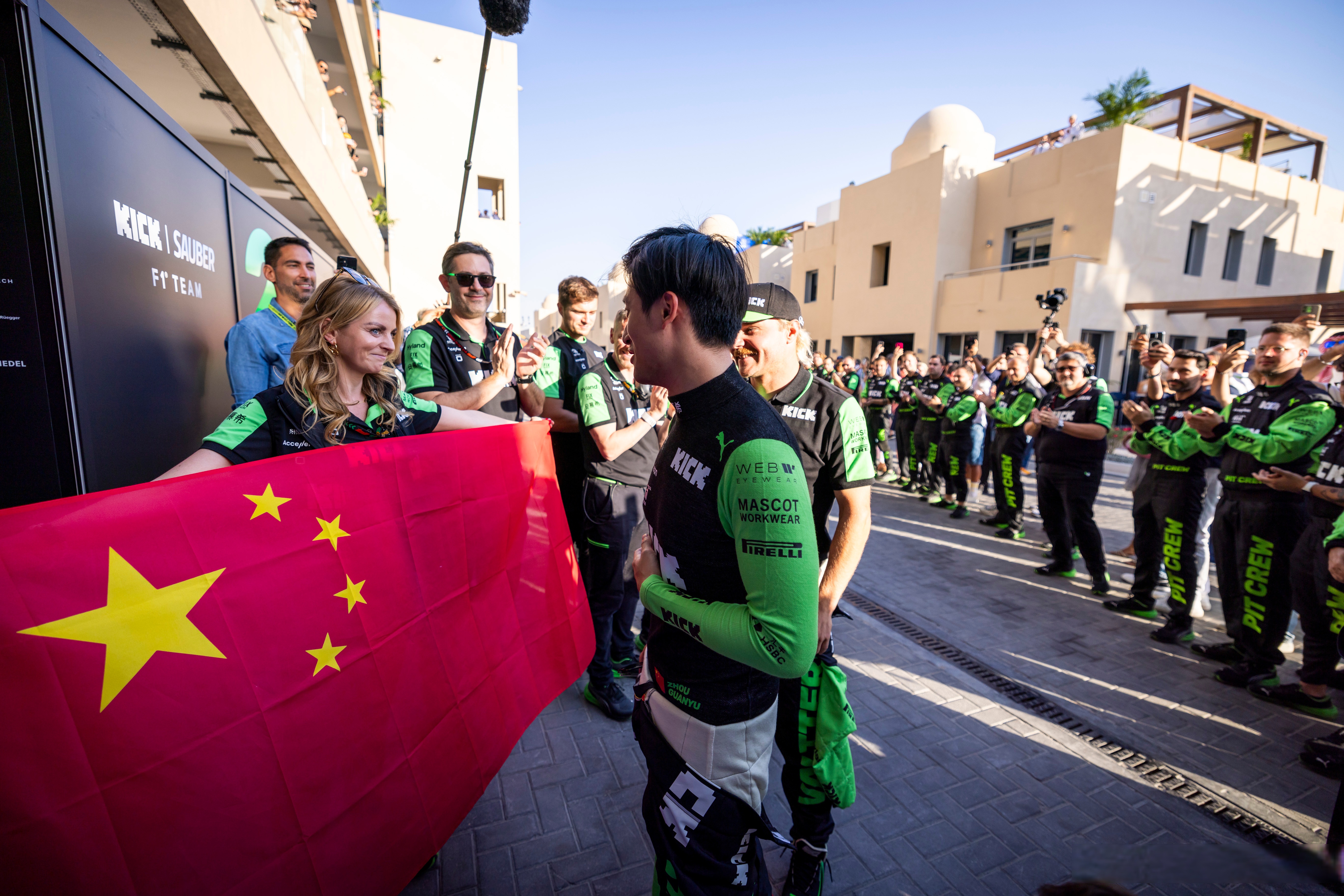 红牛二队险胜索伯车队,周冠宇状态火热的简单介绍 红牛二队险胜索伯车队,周冠宇状态火热的简单介绍