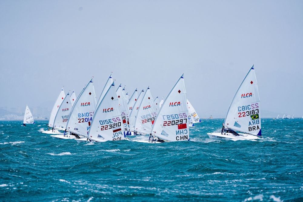 丹麦帆船选手展现出色技巧,登顶领奖台 丹麦帆船选手展现出色技巧,登顶领奖台