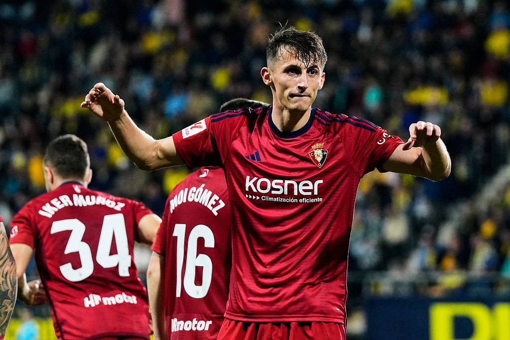 那不勒斯在主场战胜萨索洛，保持胜利步伐