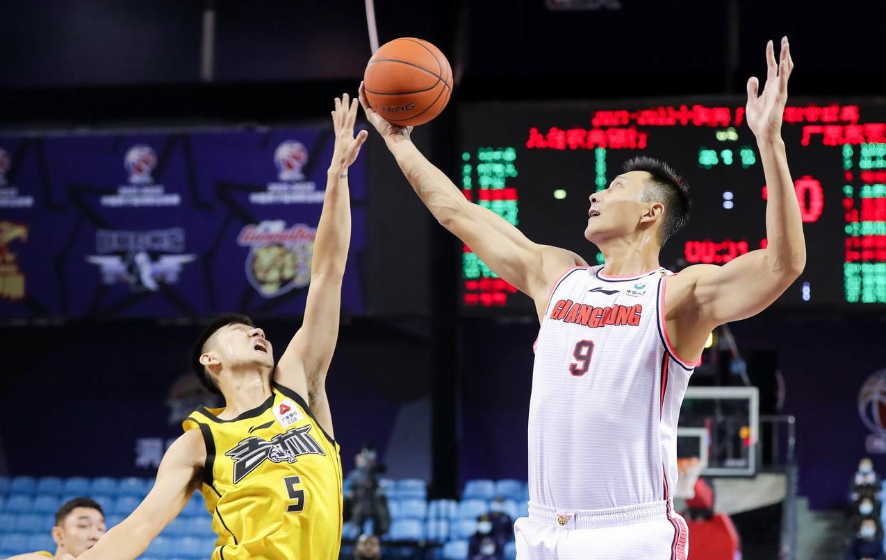 爵士翻盘骑士，易建联状态火热